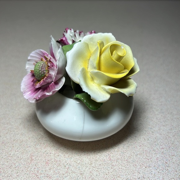 Radnor bone China flower bouquet - Picture 2 of 8